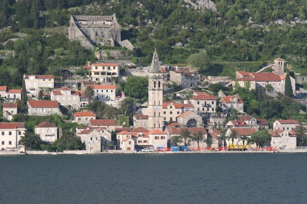 Czarnogra - Perast - niewielka miecina.