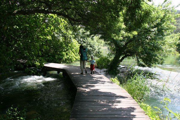 Chorwacja - Park Narodowy Rzeki Krk - drewniane alejki na rzece.