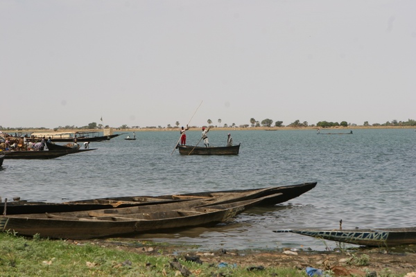 Segou - rzeka Niger - pirogi.